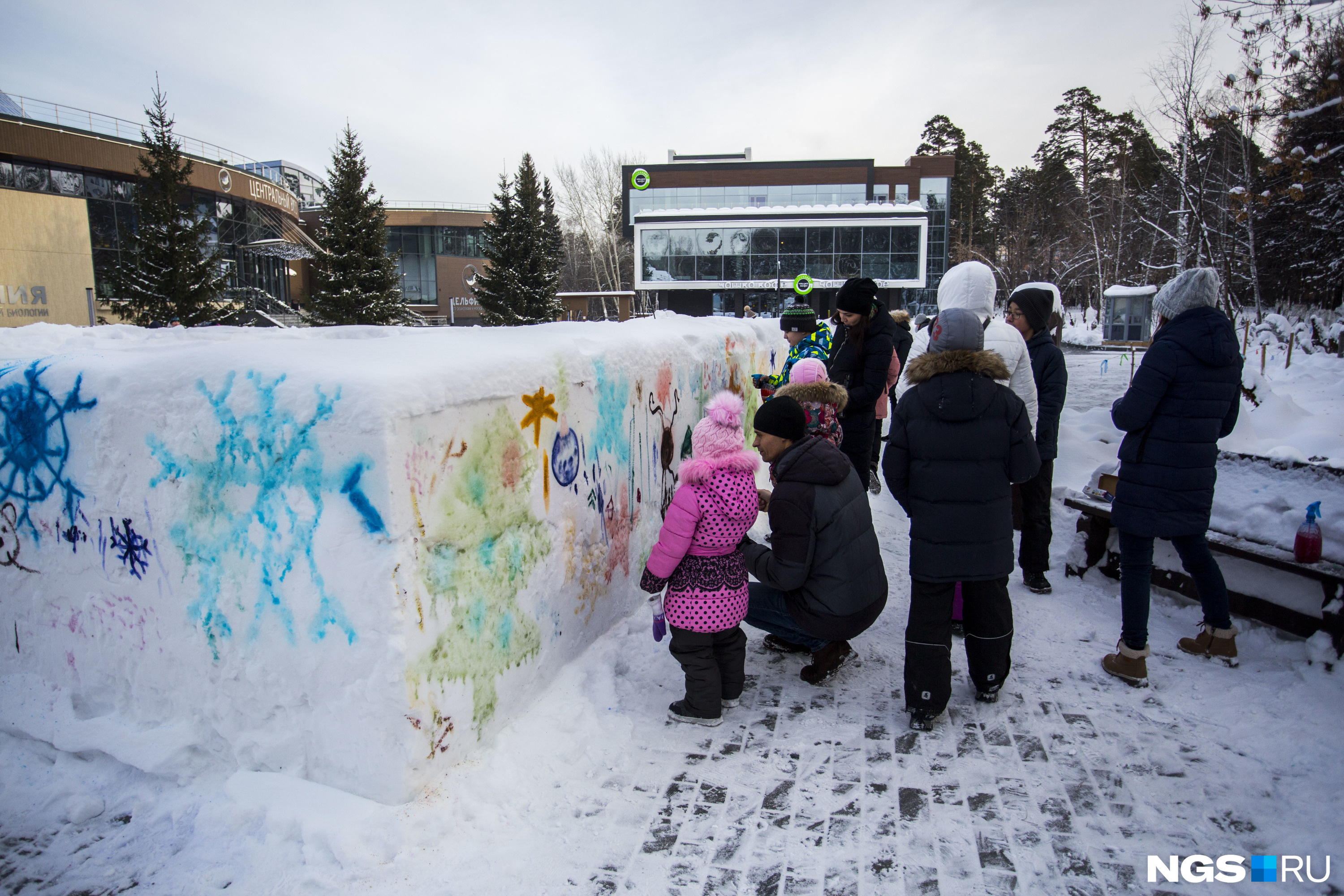 По наблюдениям корреспондента НГС, особенно охотно на снежных стенах рисовали дети