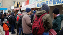Десятки новосибирцев выстроились в очередь за бесплатными чебуреками на «Студенческой»