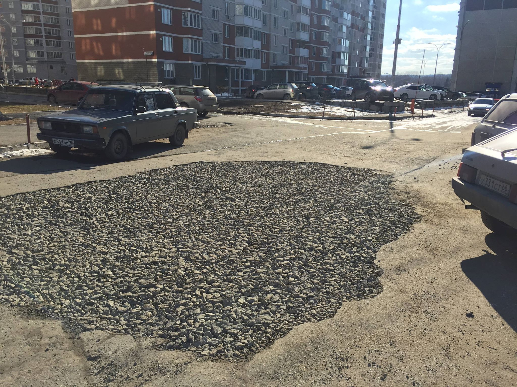 Ямы во дворе. Щебень завалил. Крышки на ямы во дворе. Котлы в Сибири завалены гравием.