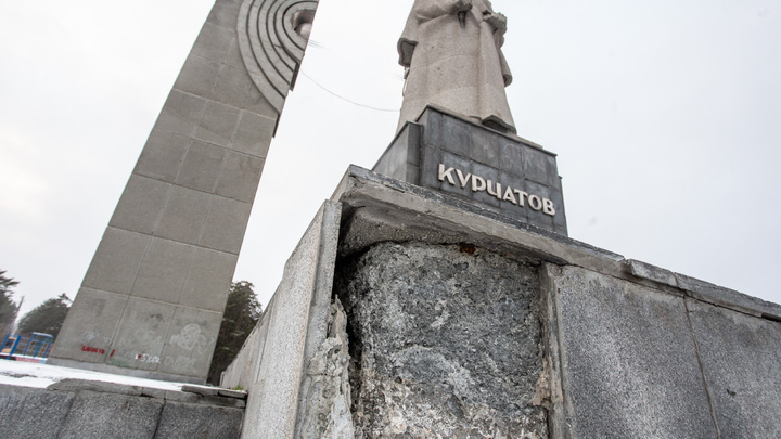 Монументальный бардак: смотрим, как (не) следят за знаковыми местами Челябинска