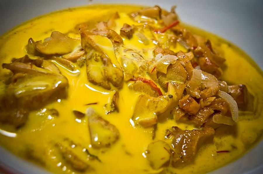 Лисички под шафрановым соусом
