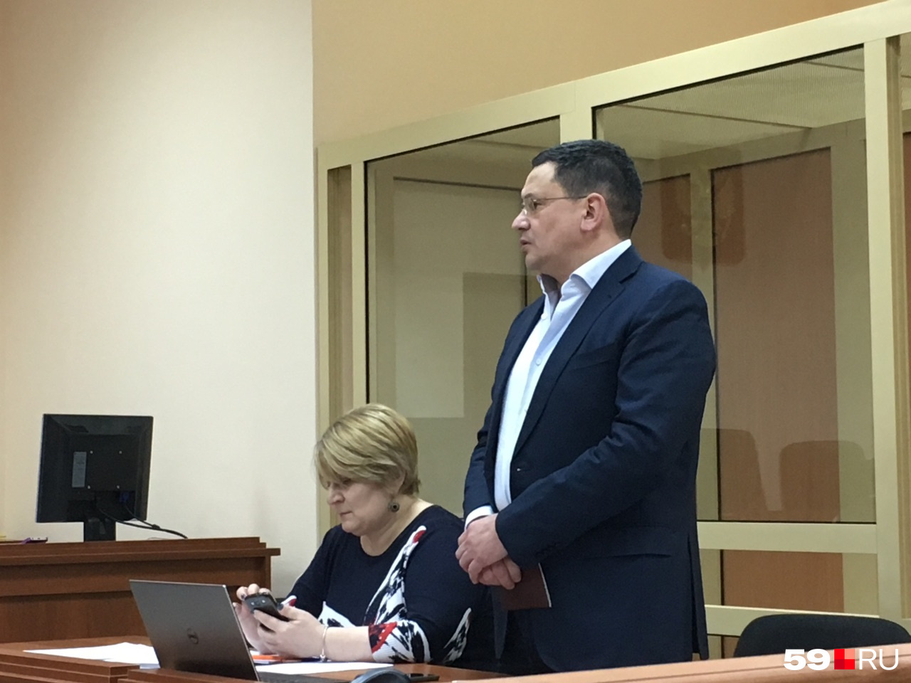 Экс-министр обвиняется в получении крупной взятки и превышении должностных полномочий Экс-министр обвиняется в получении крупной взятки и превышении должностных полномочий