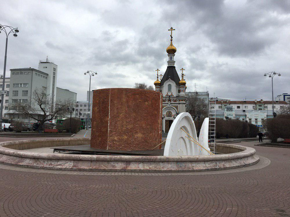 Коричневое нечто в центре фонтана — это кулич, скоро его накроют белой шапочкой с посыпкой Коричневое нечто в центре фонтана — это кулич, скоро его накроют белой шапочкой с посыпкой