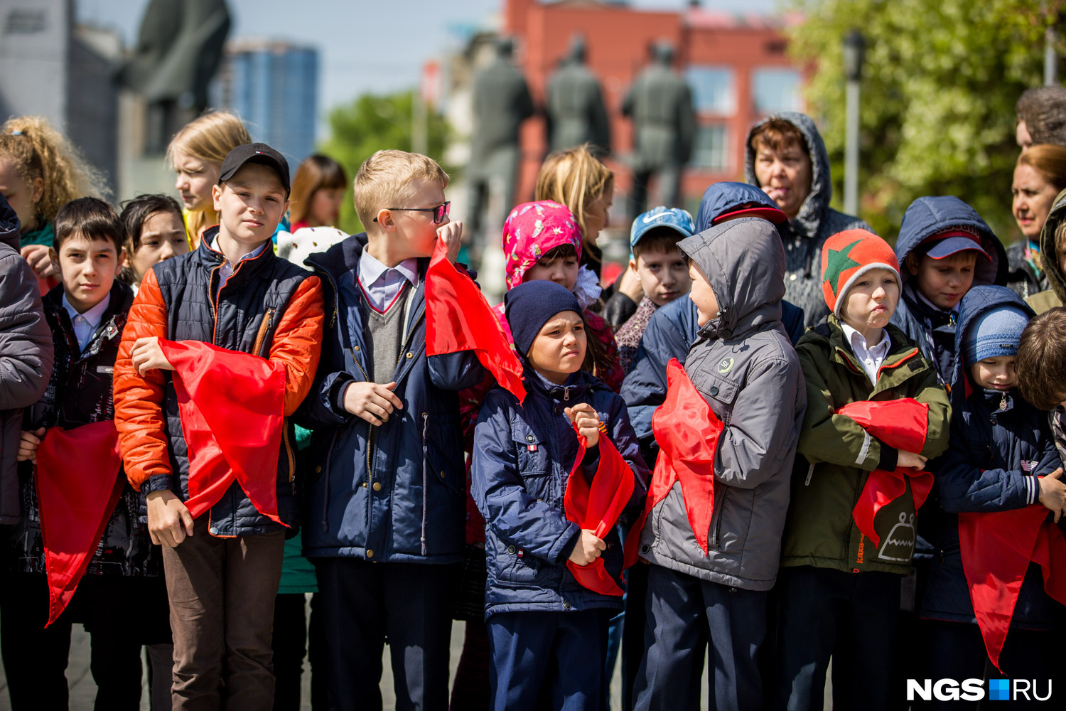 Ученики стали. Пионеры на площади в 2009. Пионеры на площади в 2010 в Благовещенске. Много школ в городе. Пионеры на площади в 2002 году в Благовещенске интернат.