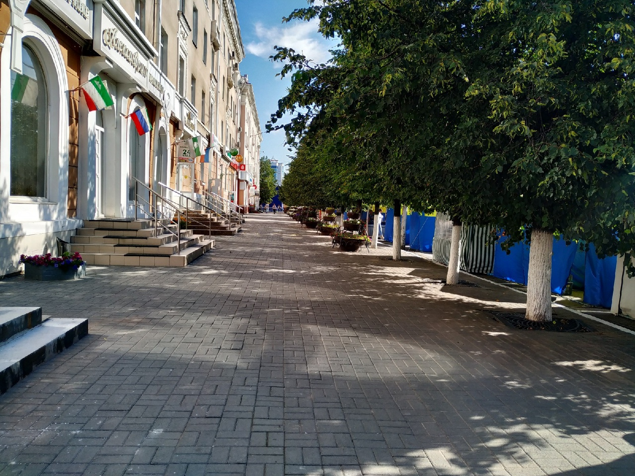 На улице тепло, но ветер На улице тепло, но ветер