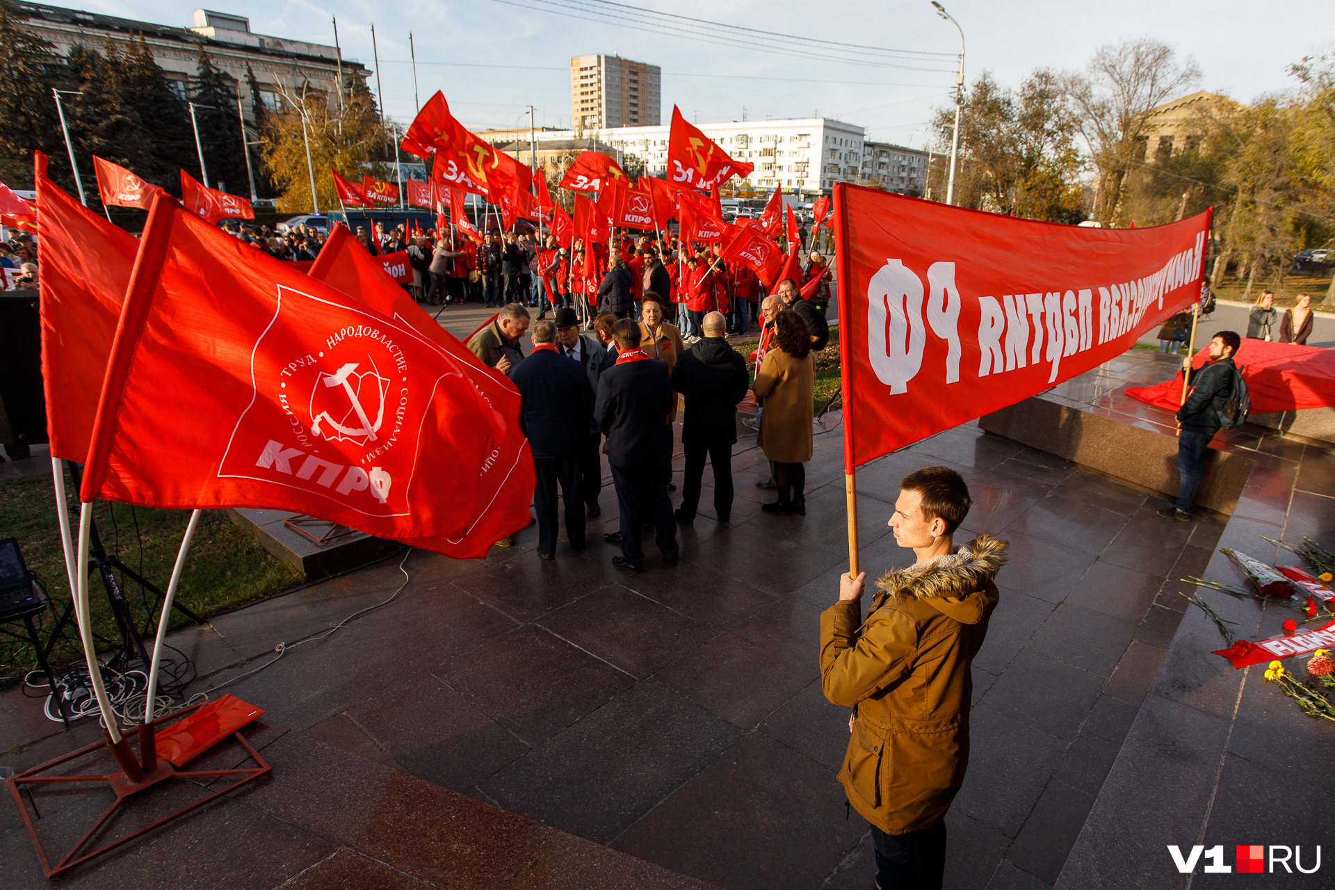 Митинг открытие памятника. Парад на 25 лет октября.