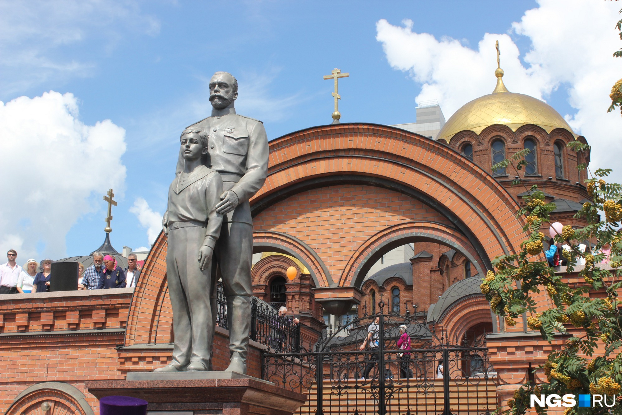 Памятники николаю второму. Памятник Николаю II И цесаревичу Алексею в Новосибирске. Собор Александра Невского, памятник Николаю II Новосибирск. Александра Невского Новосибирск памятник Николая. Новосибирск храм Александра Невского памятник Николаю.