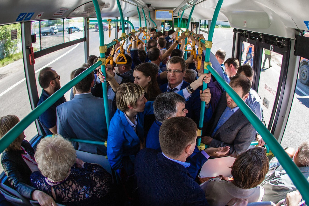 Много людей в автобусе