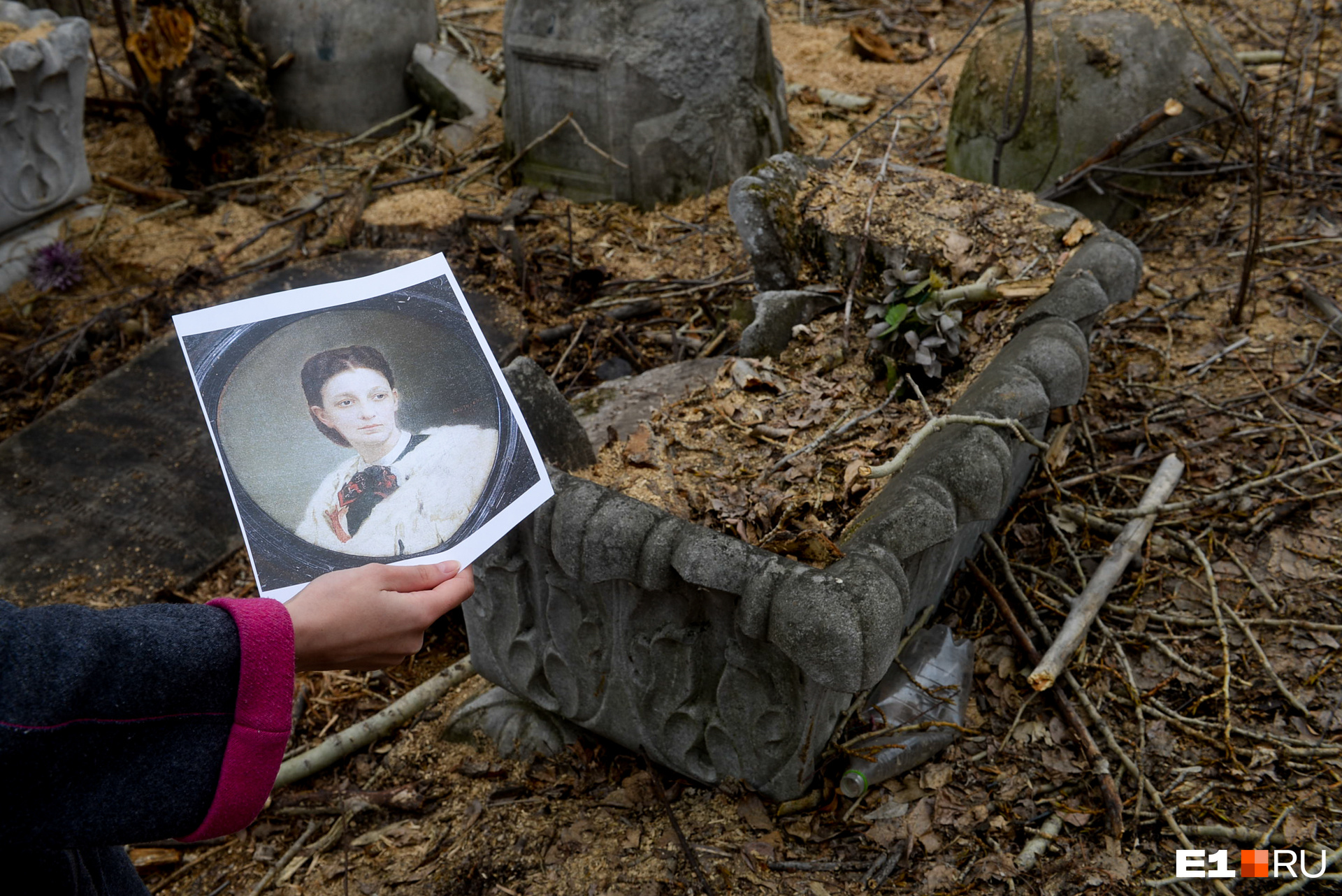 Портрет жены Ивана Акинфиевича кисти художника Корзухина. Он хранится в Музее изо. На заднем плане — надгробие Александры Савельевны<br>