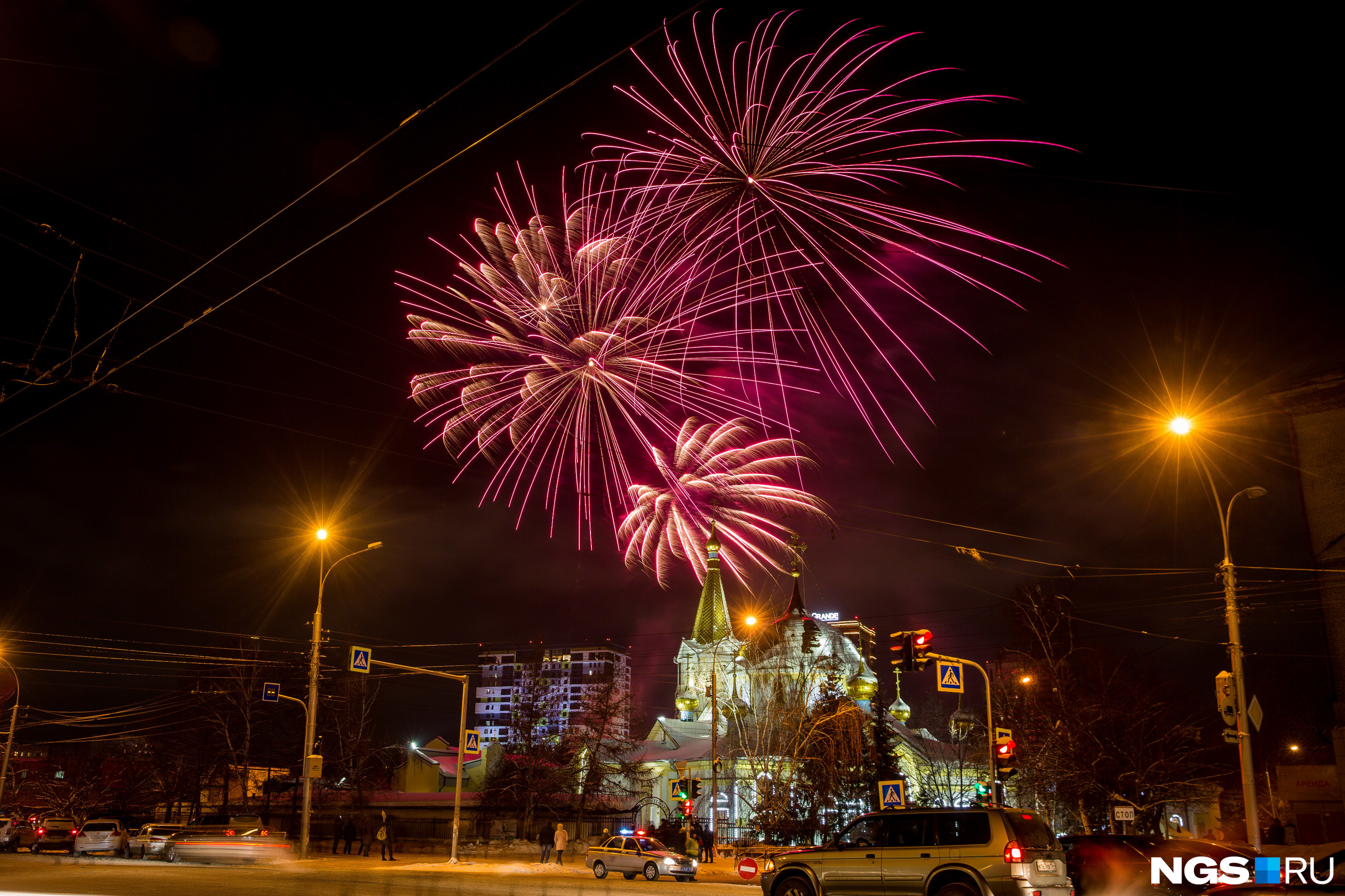 Новогодняя ночь в новосибирске. Салют в Новосибирске. Салют на площади Ленина. Новогодний салют на площади Ленина, Новосибирска. Новый год салют.