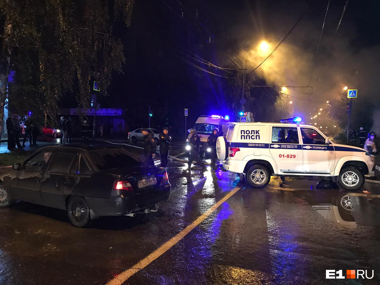 Полицейские перекрывали дорогу Полицейские перекрывали дорогу