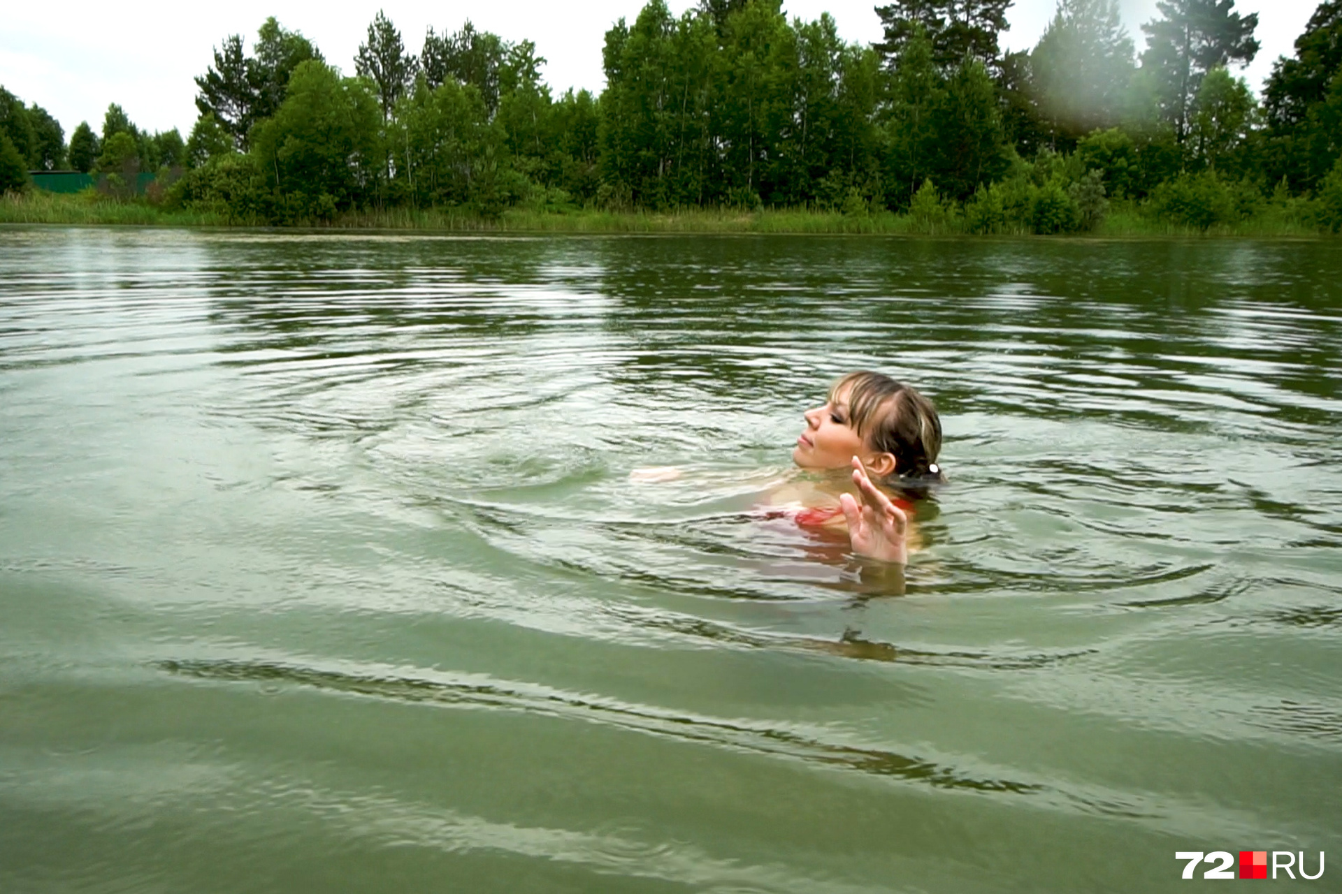 Купаться в мае в россии. Купаться в озере. Купание в реке. Девушки купаются в озере. Люди купаются в озере.