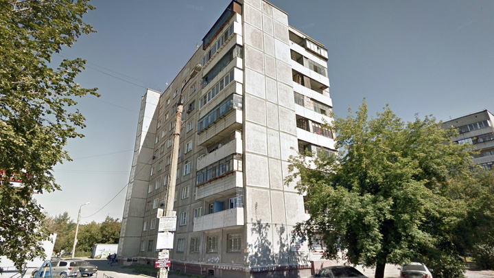В Челябинске из окна многоэтажки упала 22-летняя девушка