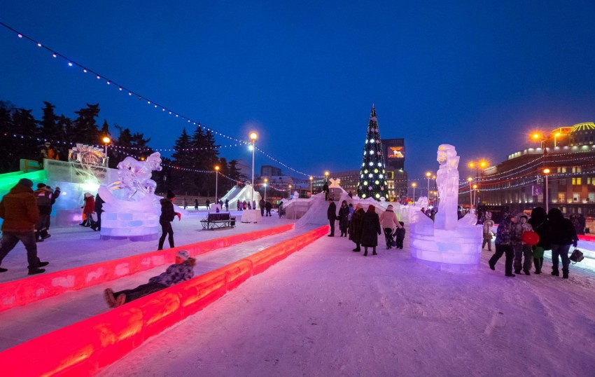 Это ледовый городок в Челябинске. Южноуральцы построили самую высокую горку высотой 8 метров
