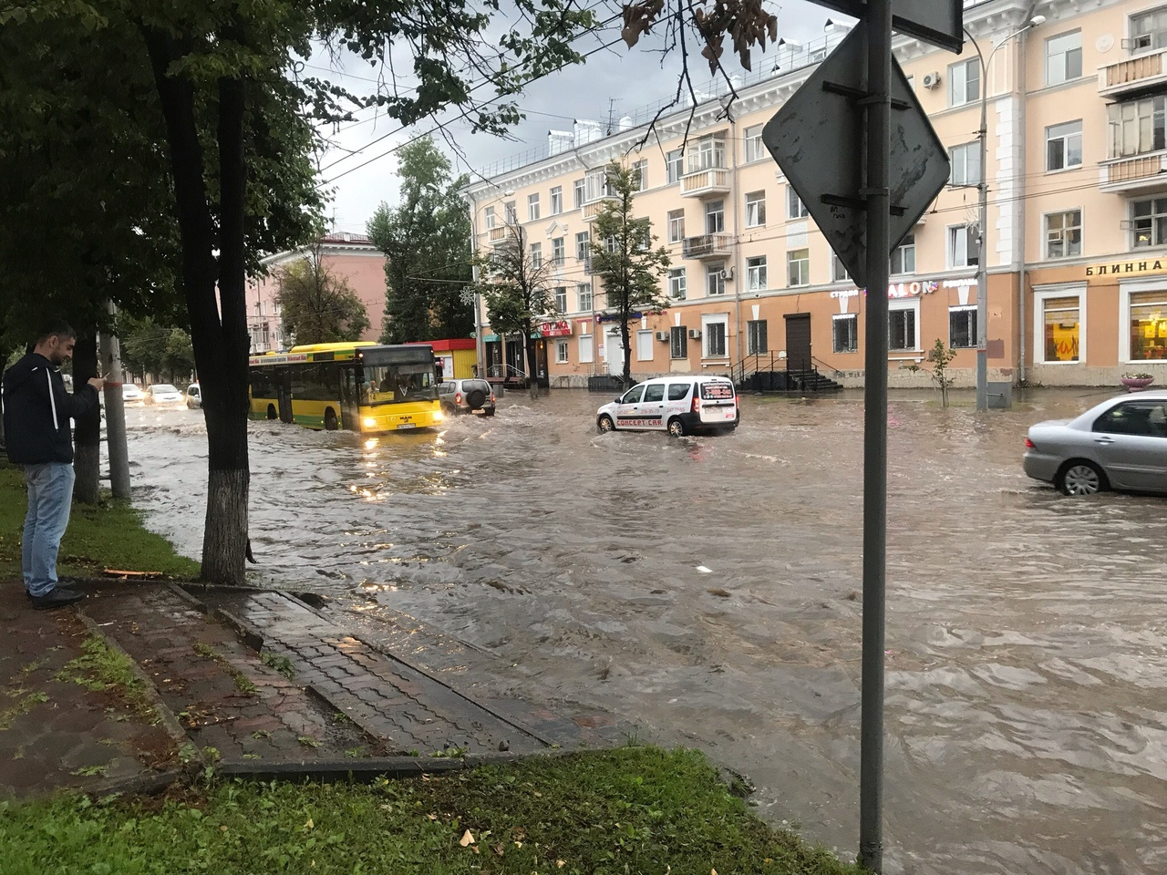 Снова Ленина. Автобус похож на большой корабль Снова Ленина. Автобус похож на большой корабль
