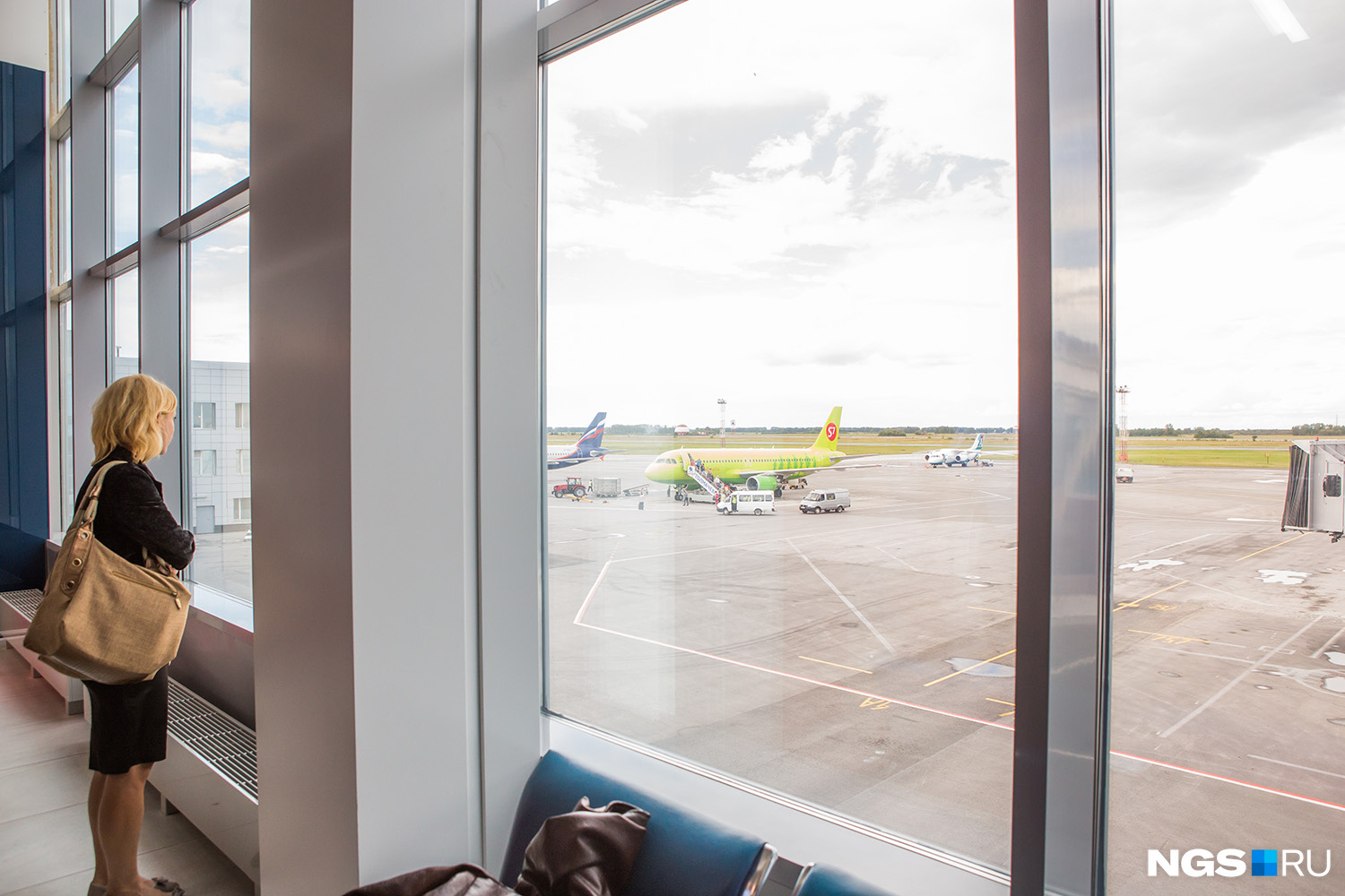 Отель в аэропорту новосибирска. Окно аэропорта. Вид из окна аэропорта. Стеклопакет в аэропорте. Окошко в аэропорту.