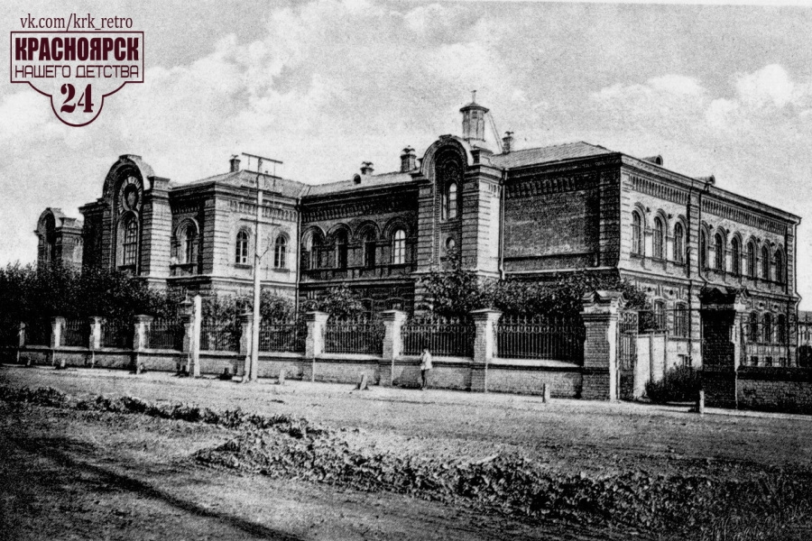1910 год. Подготовка грунта к замощению улицы возле Женской гимназии (ныне — факультет начальных классов КГПУ им. В.П. Астафьева) 1910 год. Подготовка грунта к замощению улицы возле Женской гимназии (ныне — факультет начальных классов КГПУ им. В.П. Астафьева)