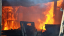 «Огонь пожирал всё»: в Челябинске загорелся столярный цех