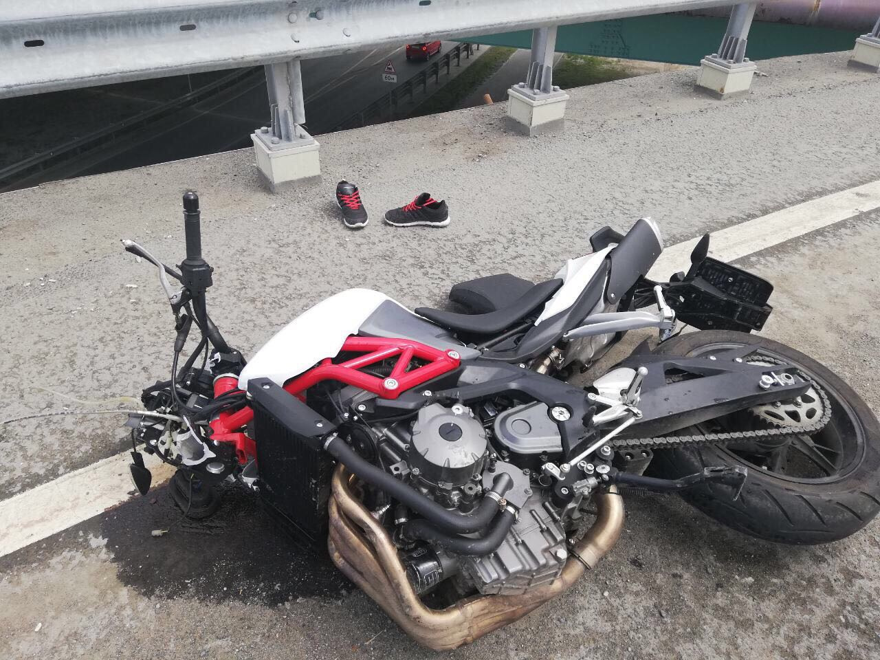 Мотоциклист упал с мотоцикла