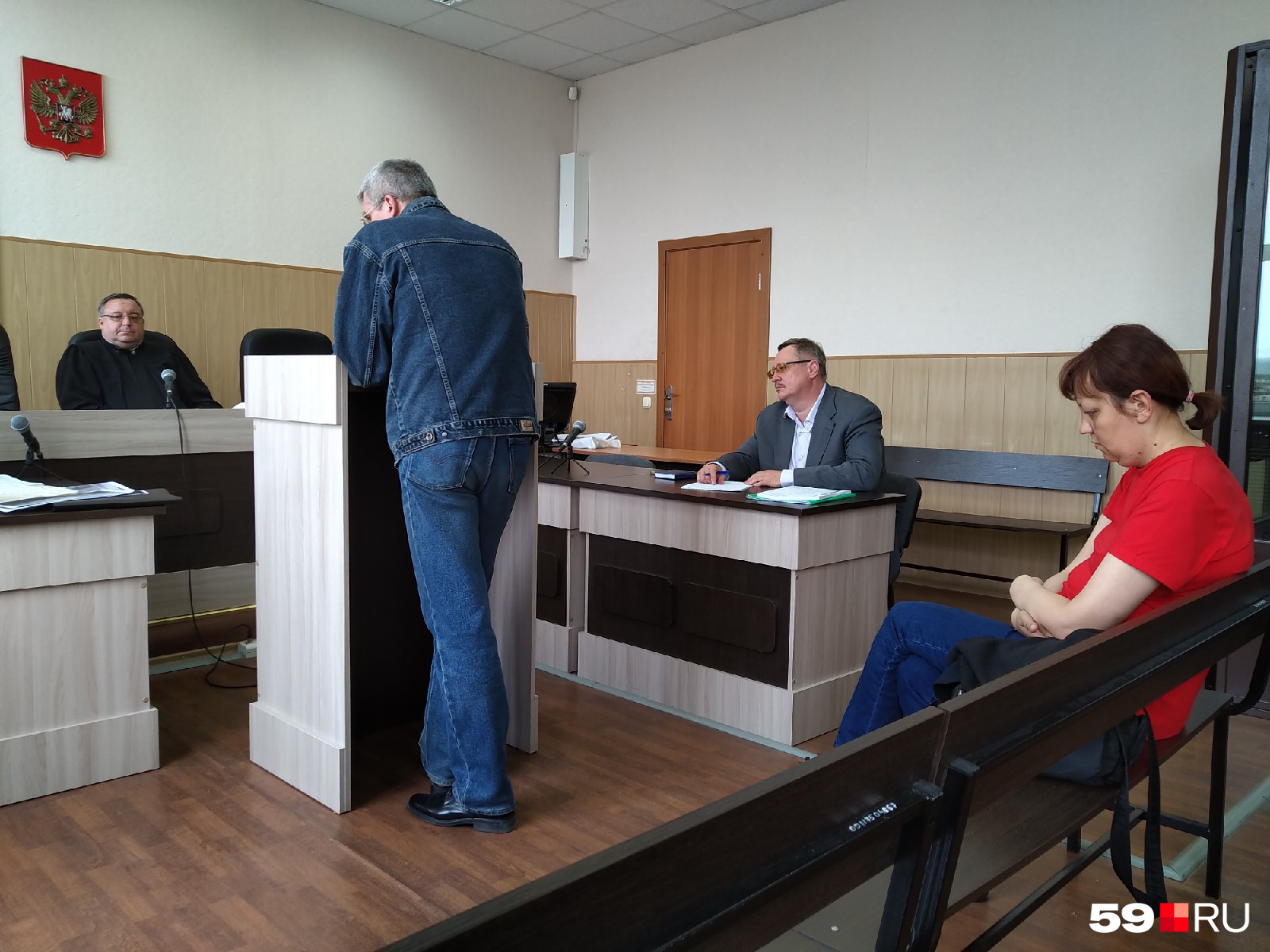 Заместитель директора школы по АХЧ считает, что Галкина нарушила положение о пропускном режиме Заместитель директора школы по АХЧ считает, что Галкина нарушила положение о пропускном режиме