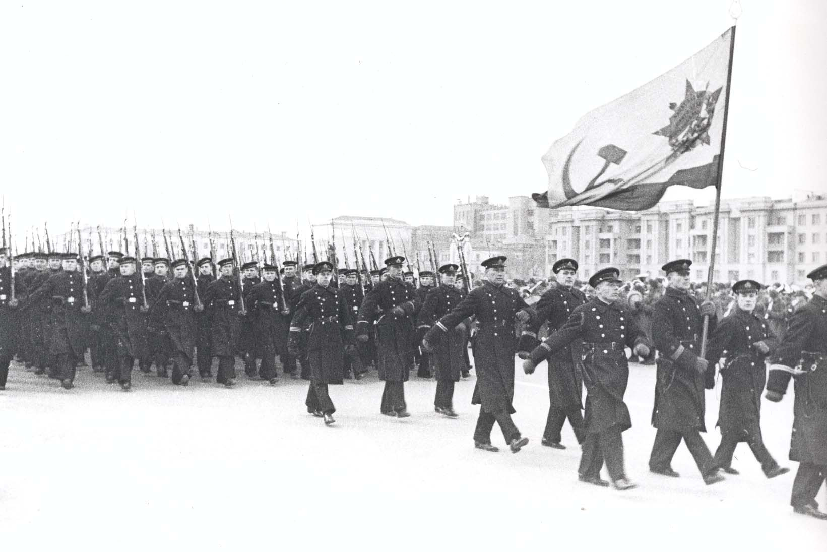 15 октября 1941 столица. Военный парад в Куйбышеве 7 ноября 1941. Военный парад в Самаре 7 ноября 1941. Парад Победы 7 ноября 1941 года в Куйбышеве. Парад на площади Куйбышева 7 ноября 1941 года.