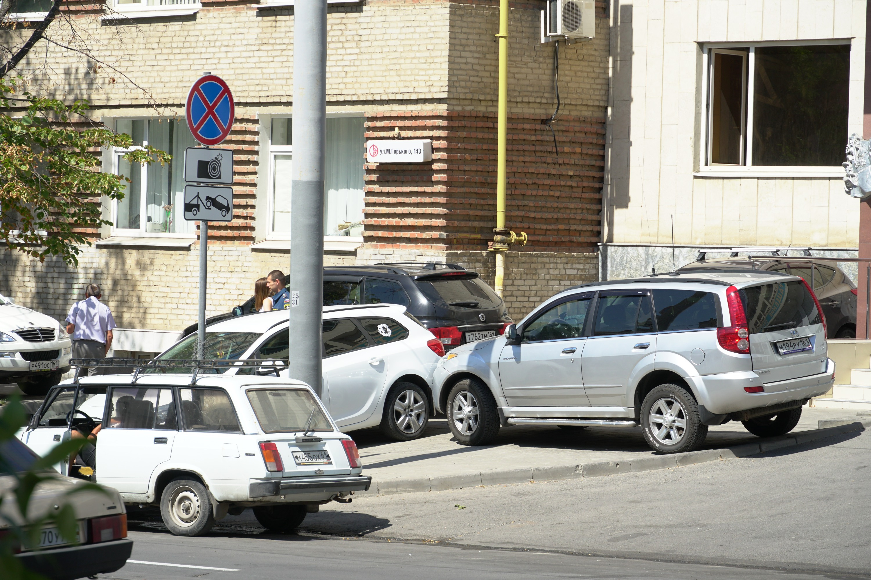 Автохамы охотно сбиваются в стаи, особенно на тротуаре