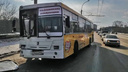 Пять пассажиров в больнице: на Сибиряков-Гвардейцев автобус врезался в столб