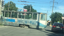 Невезучий трамвай: в Таганроге у «рогатого» на ходу отвалилось колесо