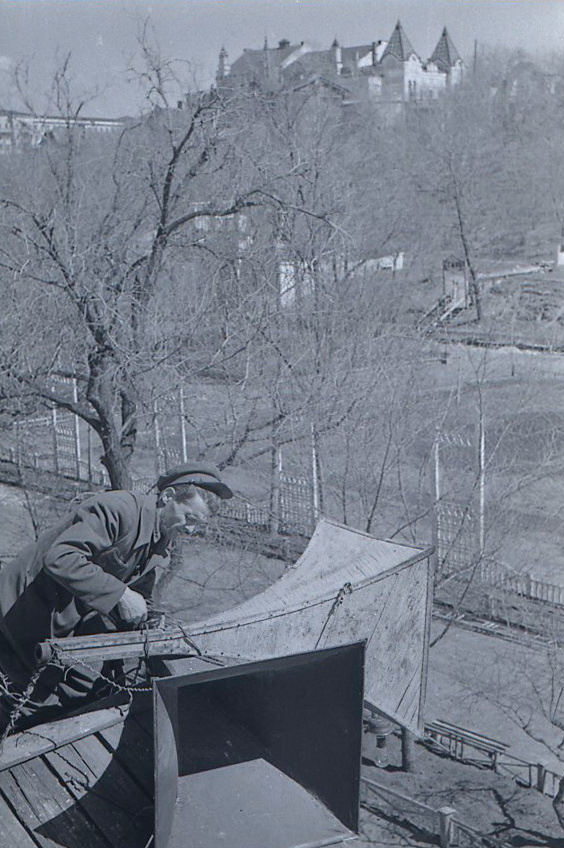 Радиотехник парка культуры и отдыха имени Горького Погановский устанавливает громкоговорители. 29 апреля 1949 года
