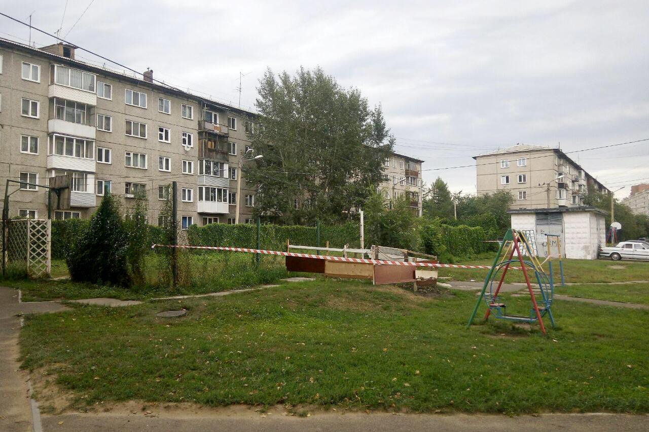 Он находится прямо на детской площадке Он находится прямо на детской площадке