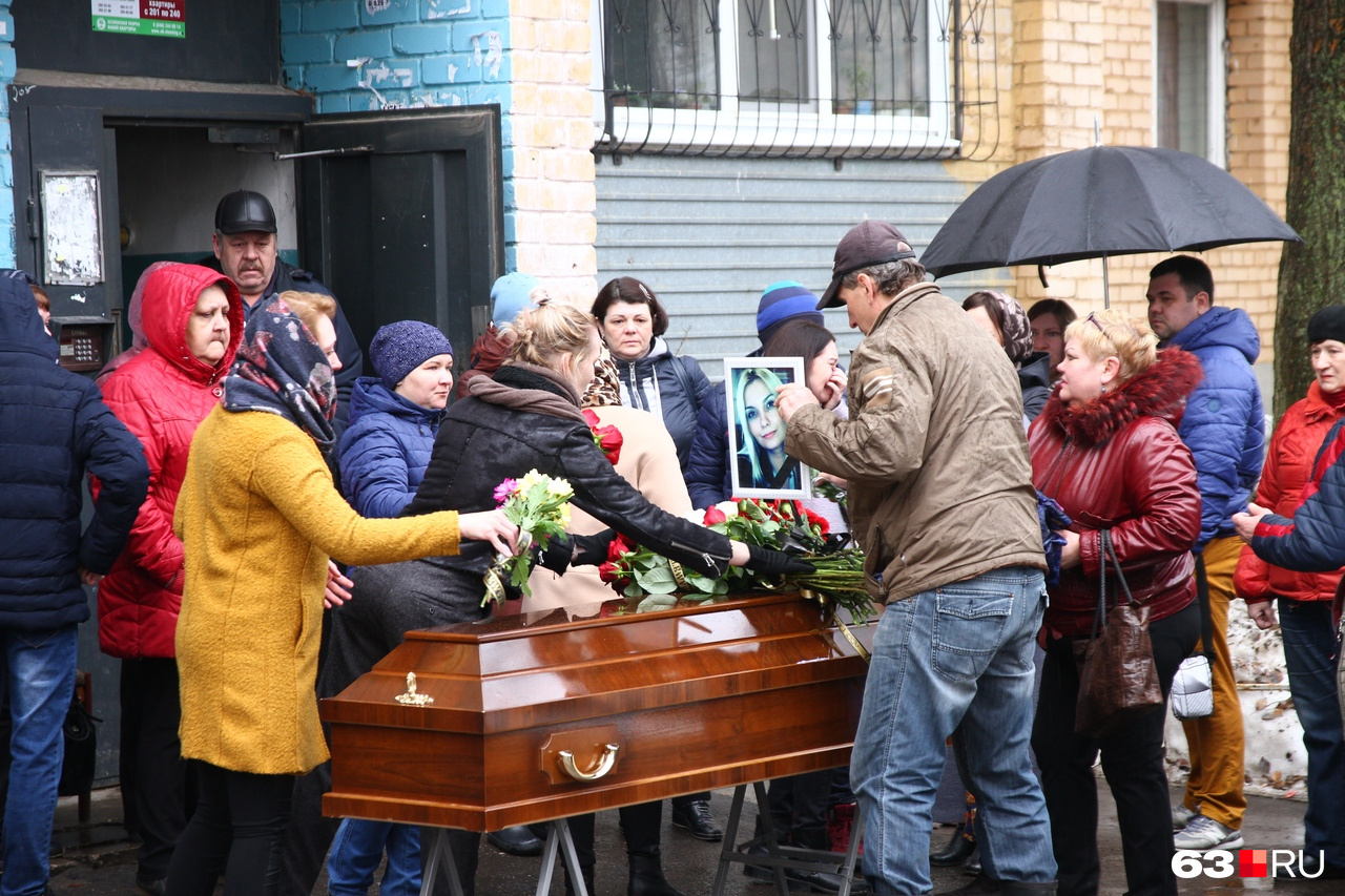 Прощание самара. Похороны Анастасии Милосской Балашиха. В Самаре простились с Лизой и Аленой.
