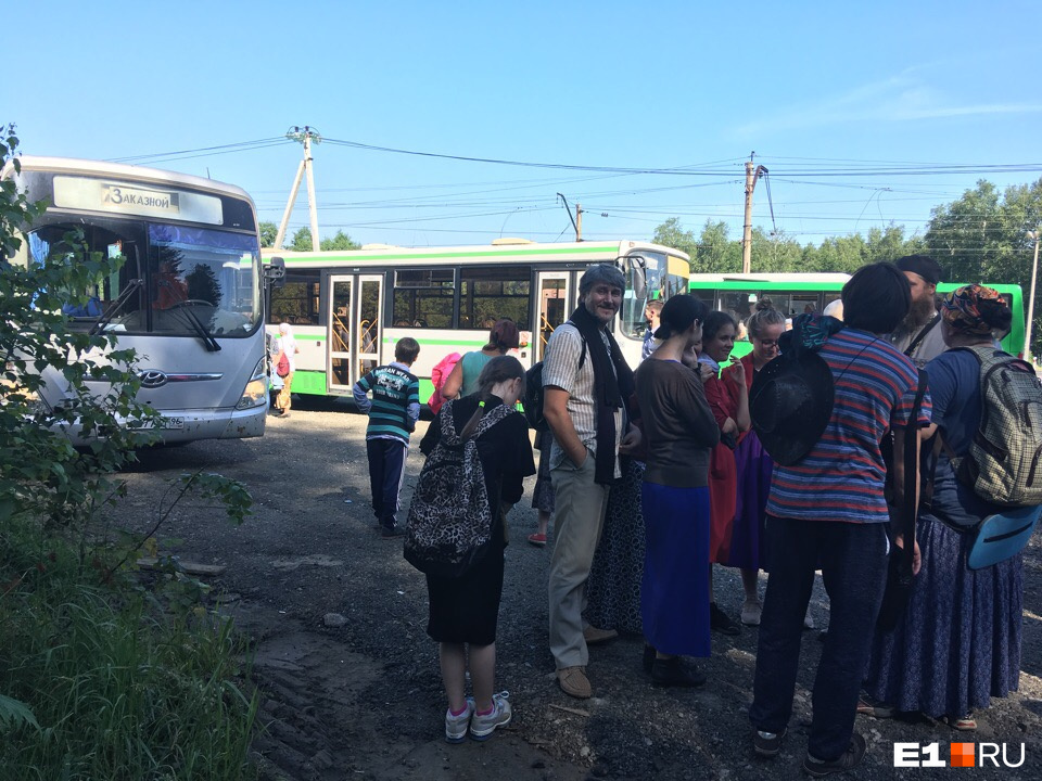 Большие автобусы — бесплатные, из них людей высадили за два километра до девятой детской больницы