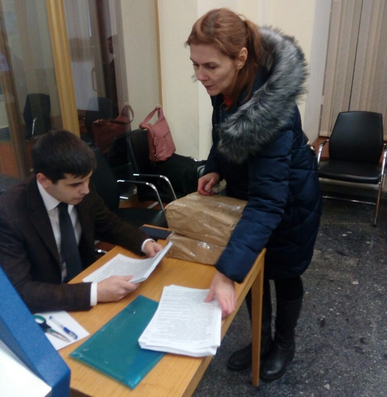 Тюменцы принесли более 16 тысяч подписей в канцелярию президента России. Пришлось дополнительно принести стол, чтобы разместить все документы