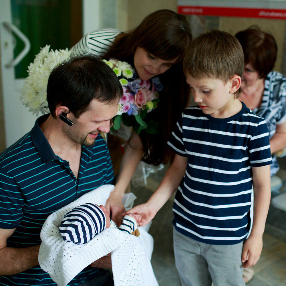 Семья Плутицких на выписке из роддома в июле 2017 года