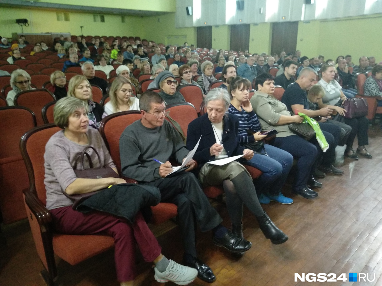 Слушания перенесли в большой зал, где осталось свободно много кресел Слушания перенесли в большой зал, где осталось свободно много кресел