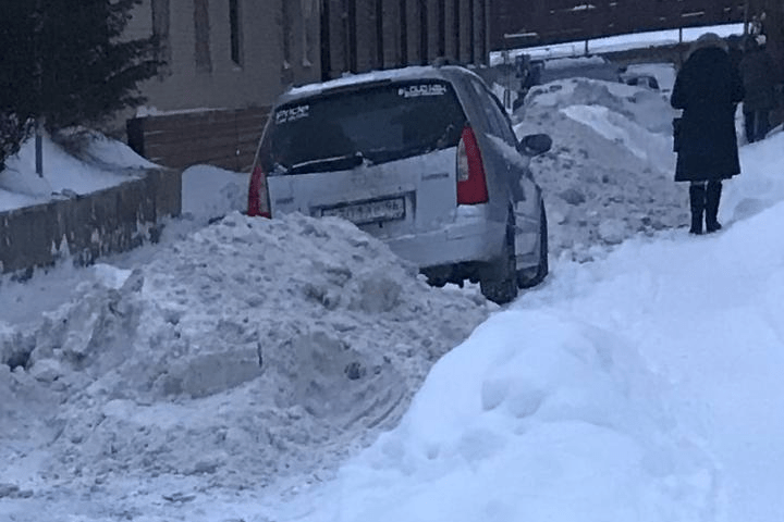 Так выглядела улица до уборки. Снег, по словам жителей, мешал не только проходу пешеходов, но и проезду машин