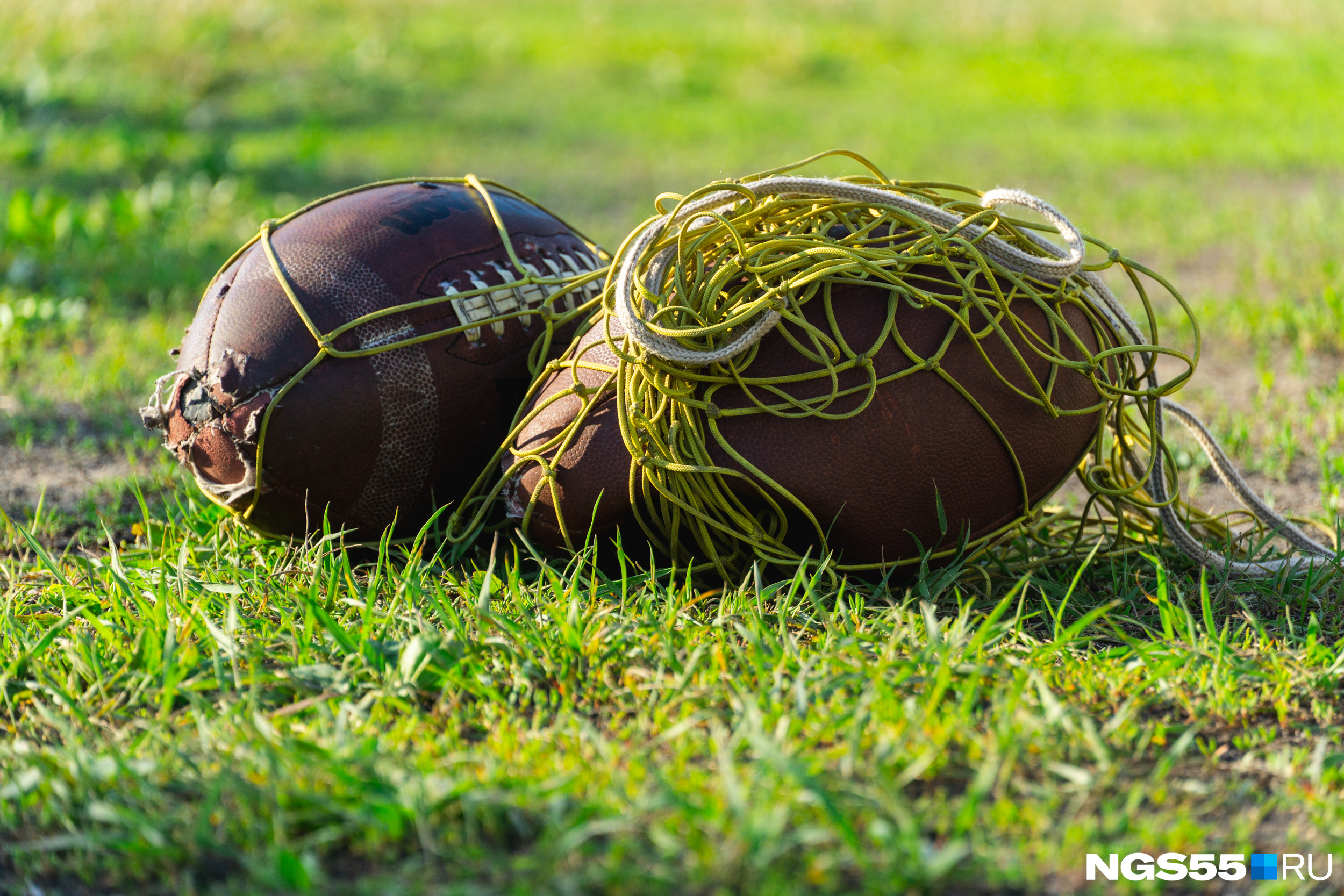 Мячи для американского футбола лёгкие и шершавые — это нужно для более удобного захвата