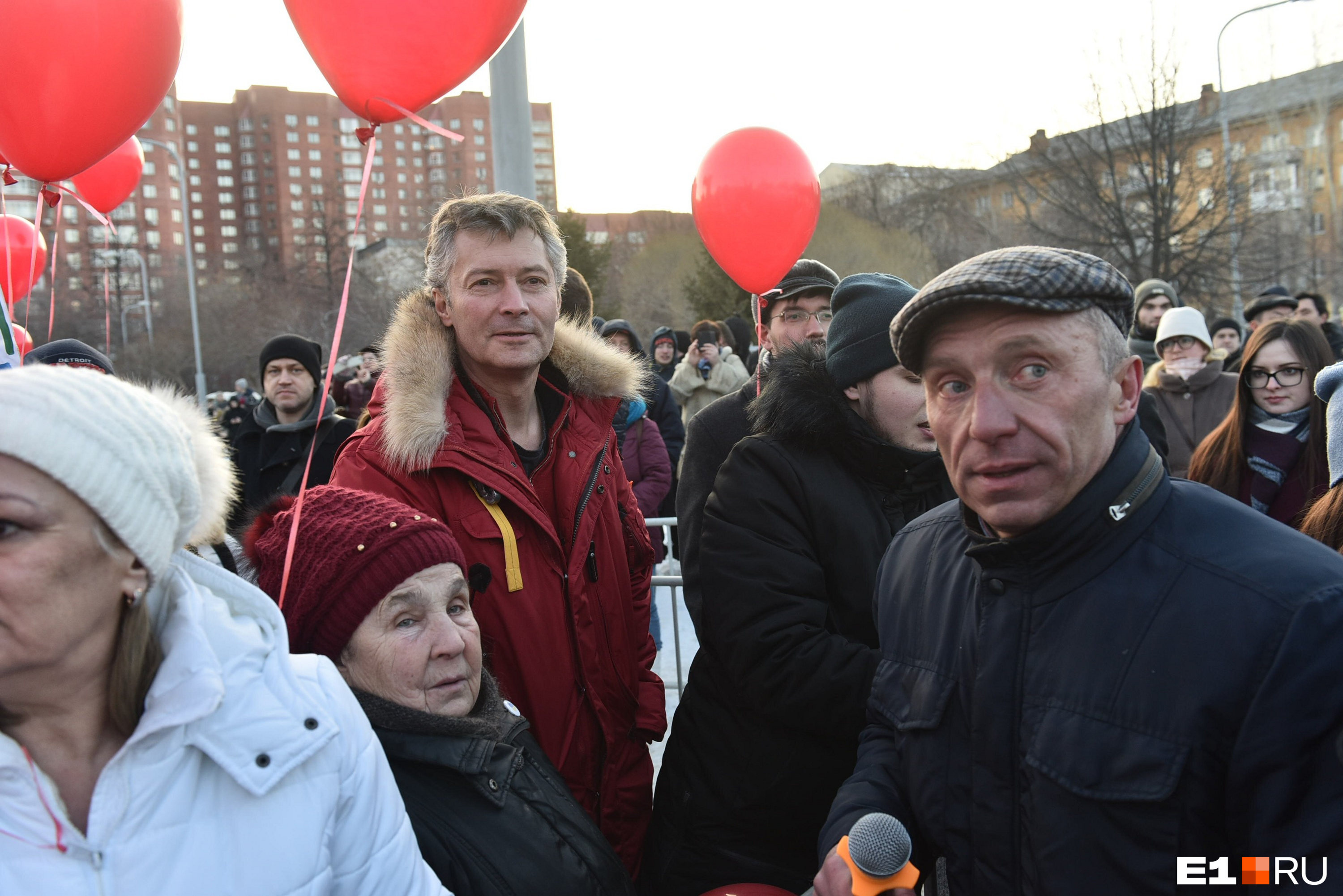 Дмитрий Головин справа, слева в красной куртке — Ройзман