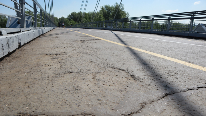 На Вантовом мосту появились опасные для велосипедистов ямы и выбоины