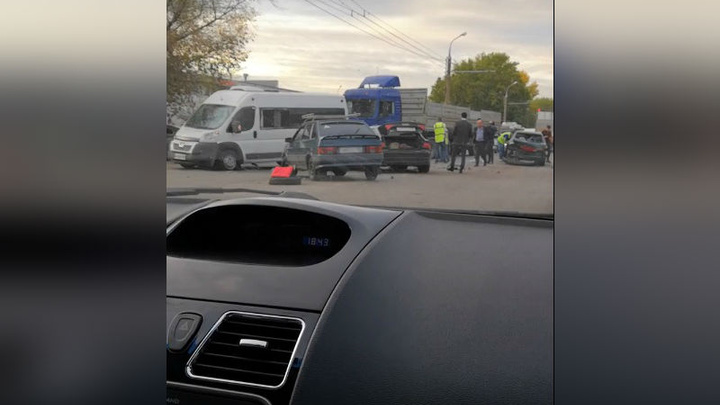 Грузовик, маршрутка и троллейбус: массовая авария на трассе в Башкирии попала на видео