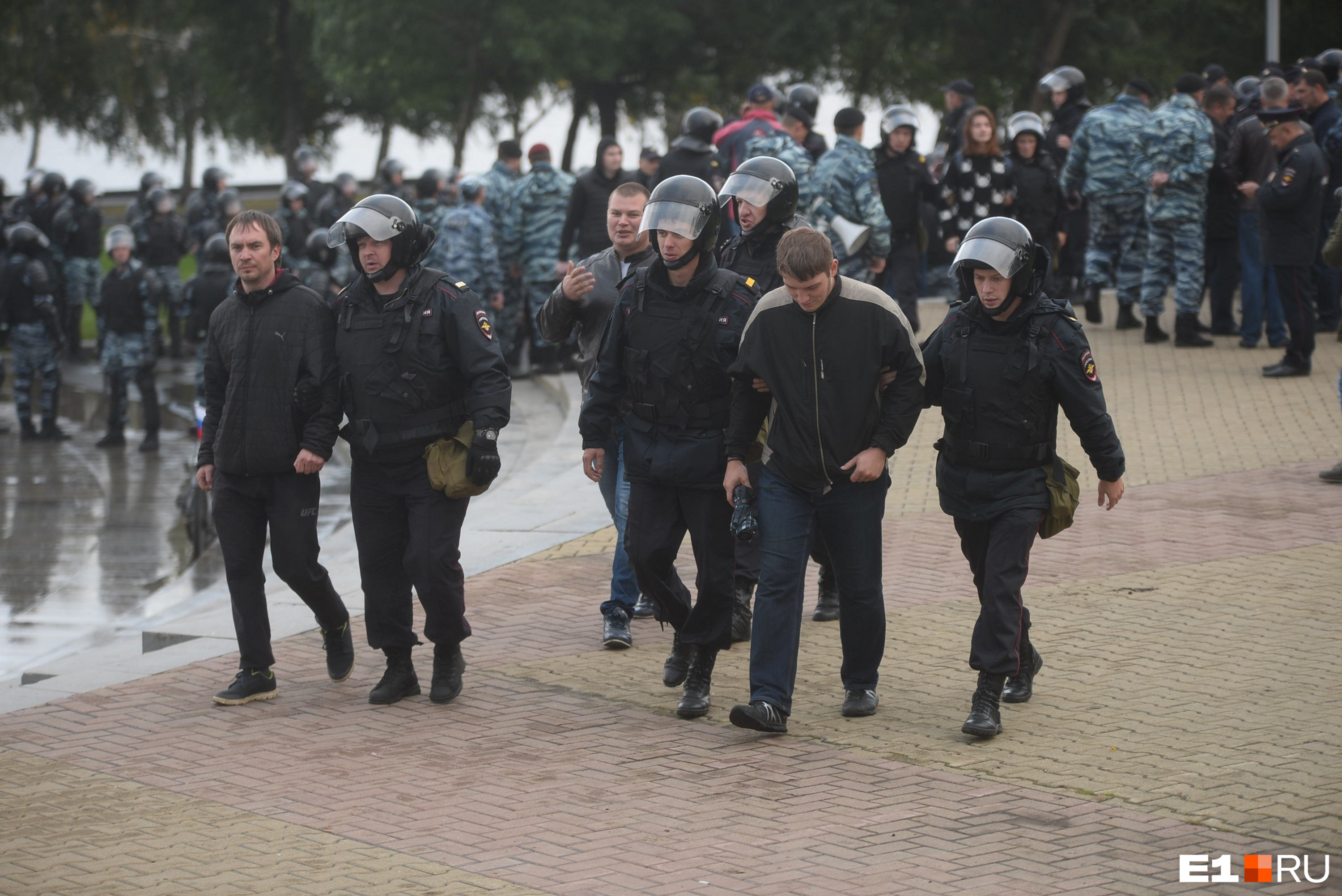 Центр задержали. Центр задержали