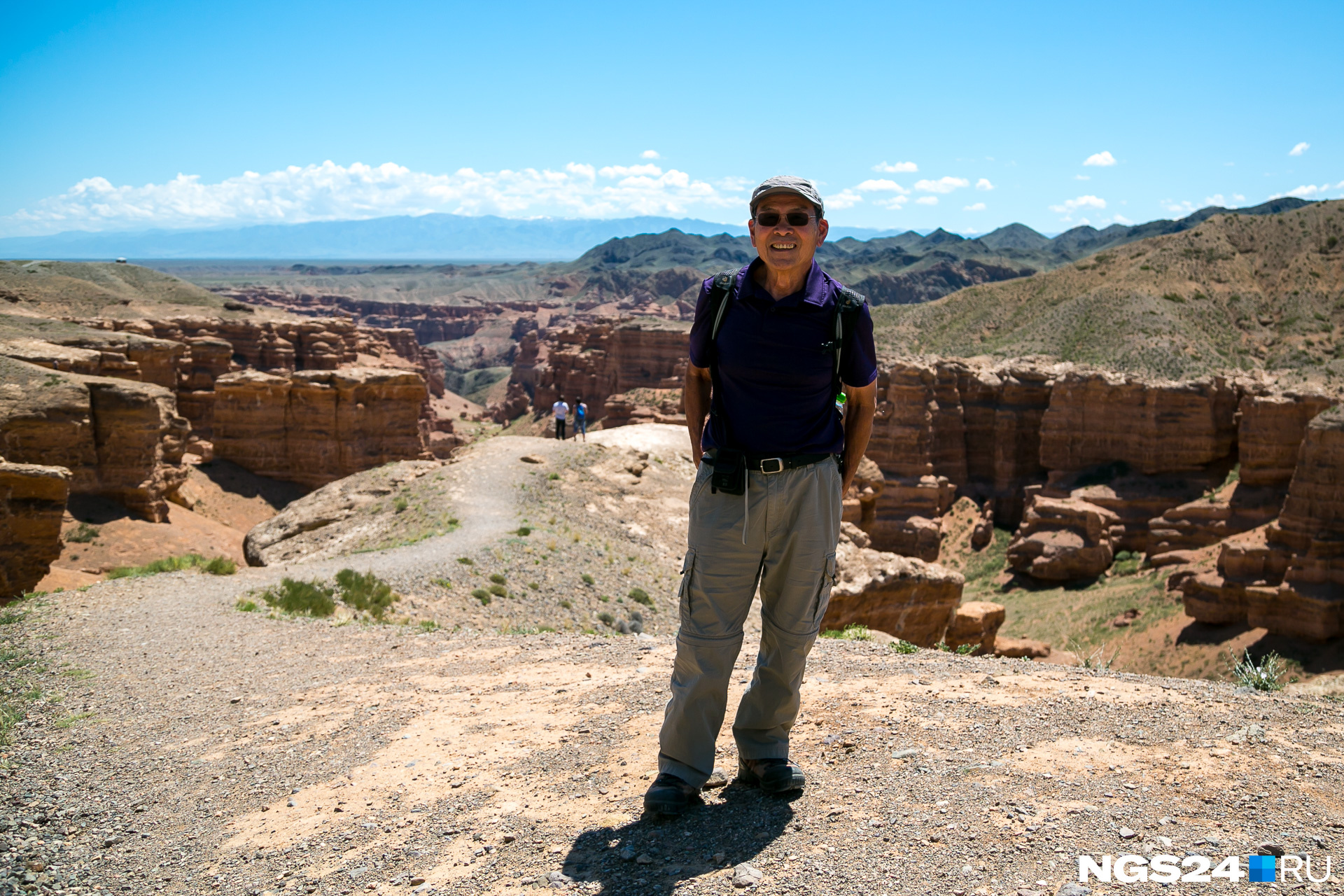 Туристам советуем побывать и в Чарынском каньоне. Американец
Джен Чай приехал его оценить. Говорит,
что это очень похоже на американский Гранд-Каньон, но меньше «раз в 10» его по
размерам.