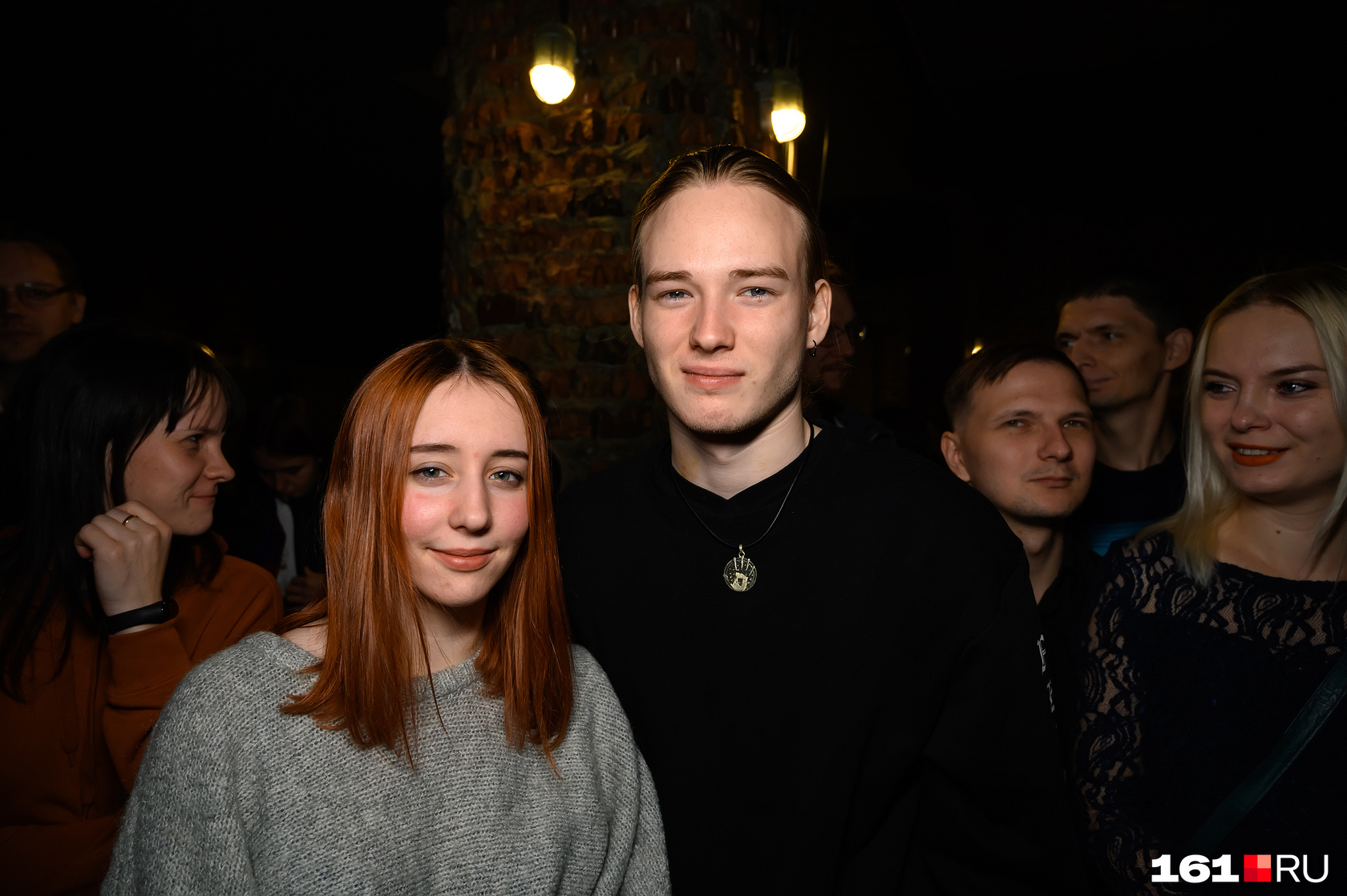 В ожидании начала ростовские меломаны занимали лучшие места, фотографировались и обсуждали новый альбом В ожидании начала ростовские меломаны занимали лучшие места, фотографировались и обсуждали новый альбом