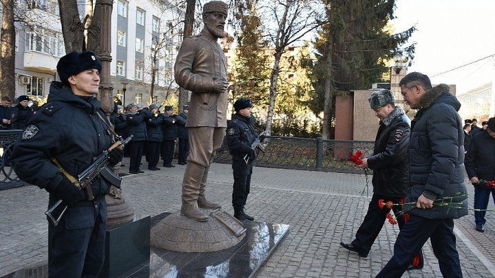 В Уфе появился двухметровый полицейский: у здания МВД открыли новый арт-объект