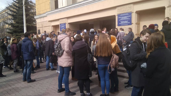 Студентов СибГУ на Мира вывели на улицу из-за тревоги