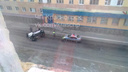 В Дудинке на скользкой дороге полицейский УАЗик опрокинулся на бок