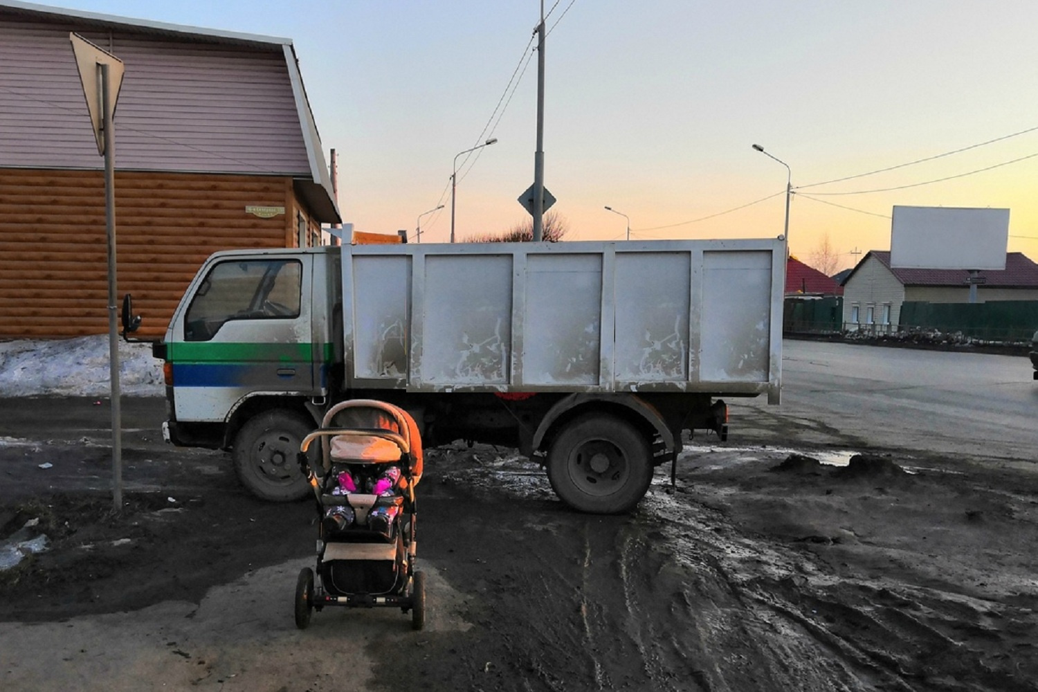 Я паркуюсь как...»: грузовик против коляски и островок для «крузака» - 28  марта 2019 - НГС55