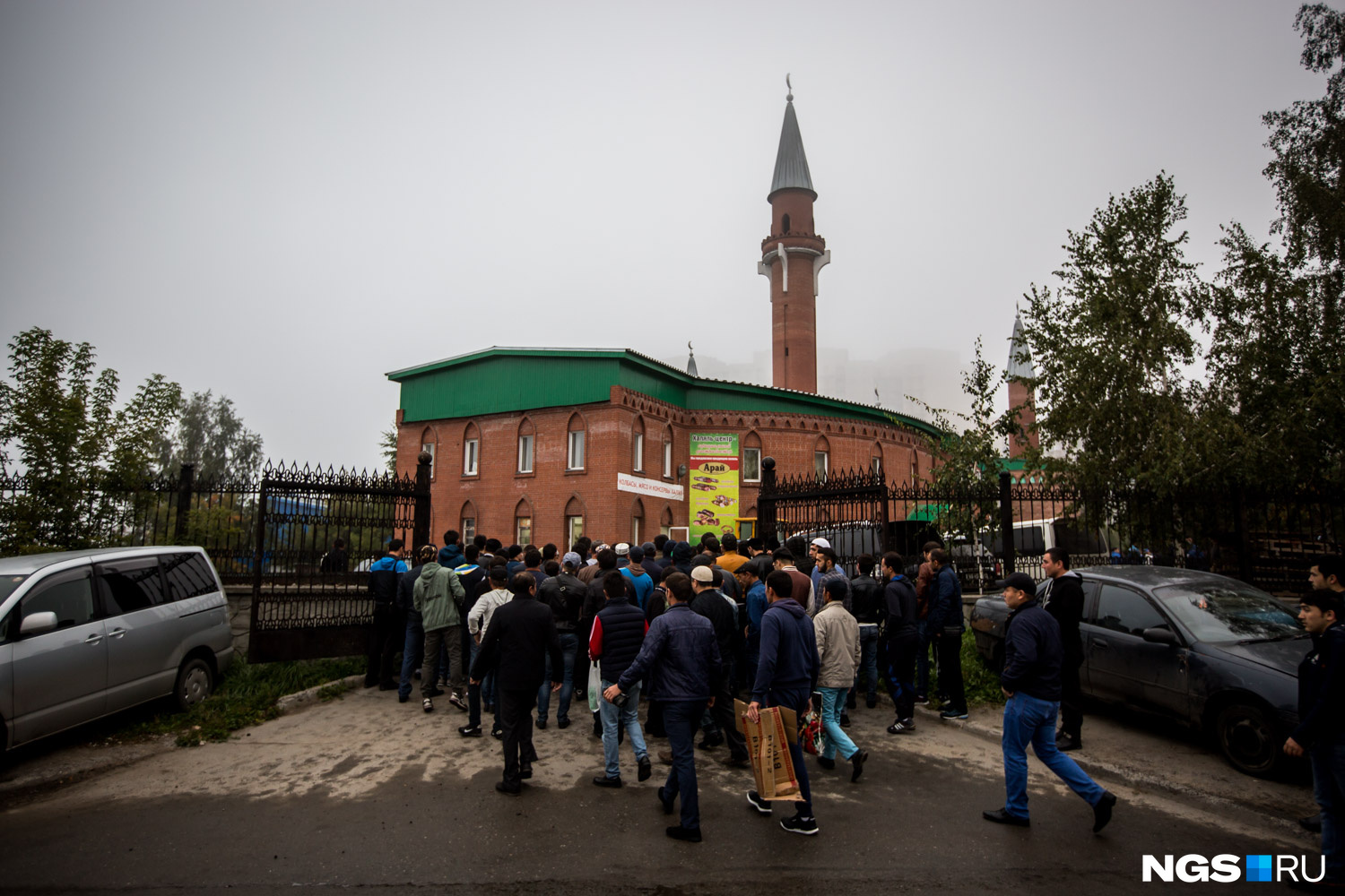 К мечети на улице Красина верующие начали подтягиваться ещё затемно, в итоге на её территории собрались сотни желающих помолиться. На входе собравшихся тщательно досматривала полиция