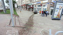 «Было очень громко и страшно»: в банковский офис в центре Челябинска врезалась машина