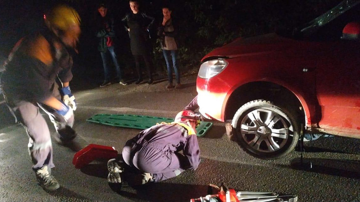 На Сибирском тракте женщина на SKODA сбила мужчину, его затянуло под машину